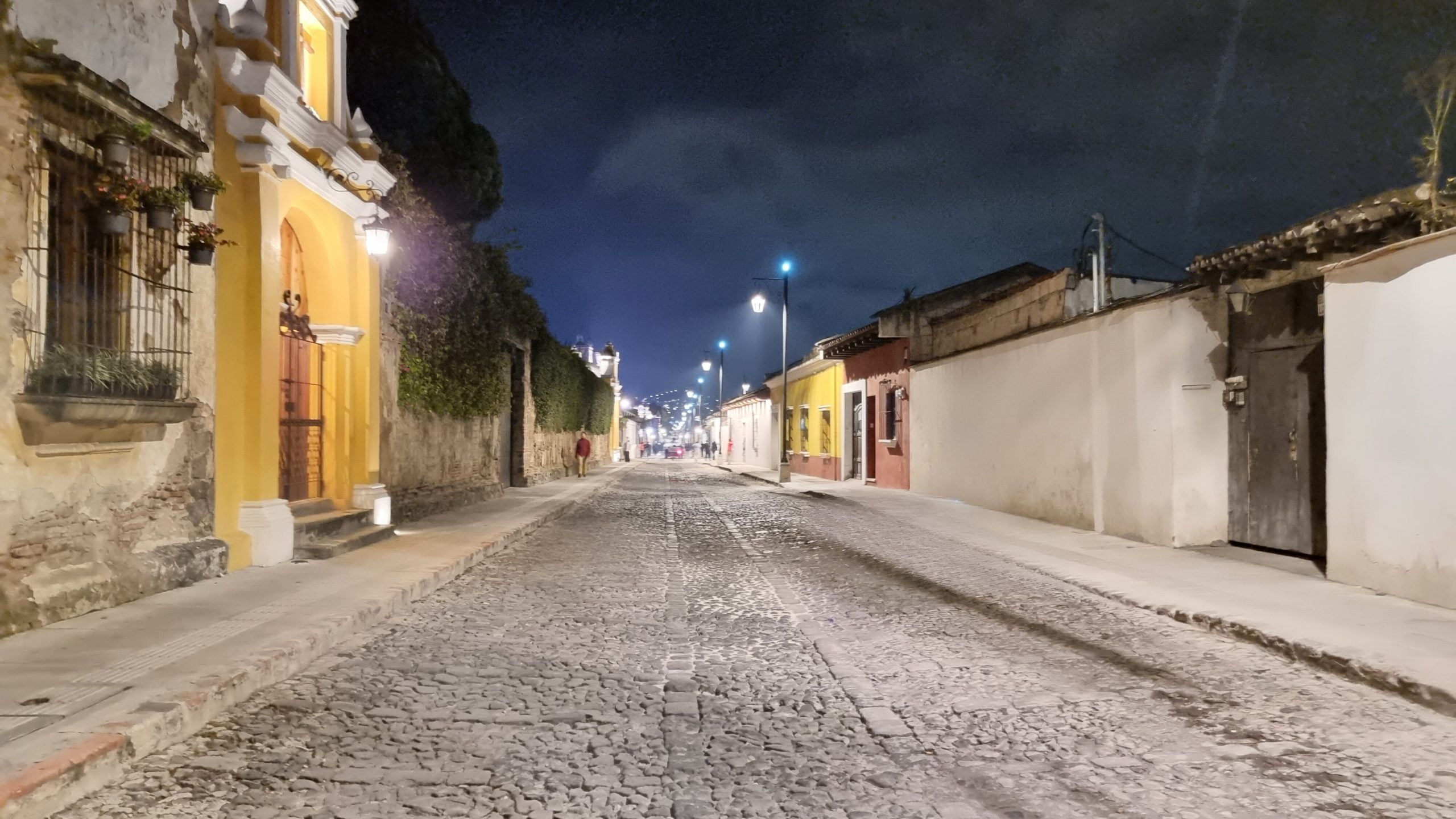 Vista nocturna de Calle de los Pasos iluminada por EEGSA