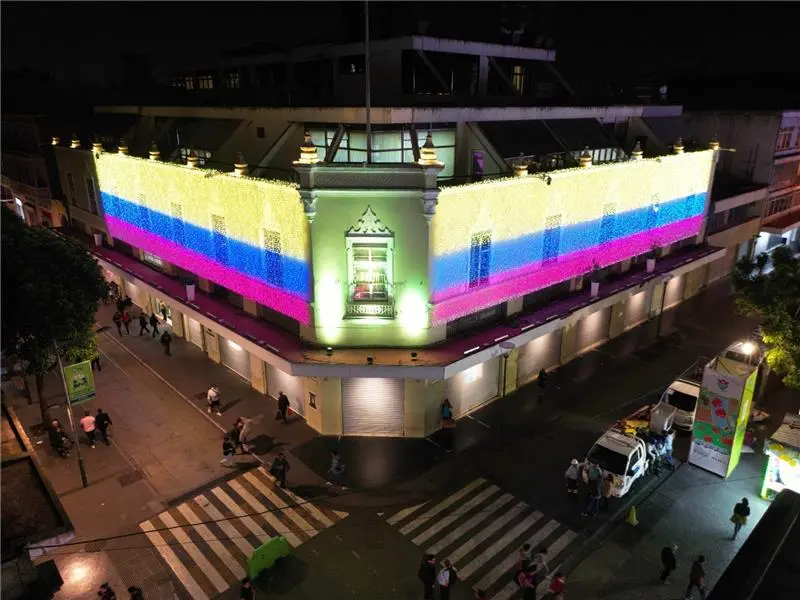 EEGSA Ilumina Su Edificio Administrativo Con Los Colores De La Bandera De Colombia En Homenaje A Su Independencia